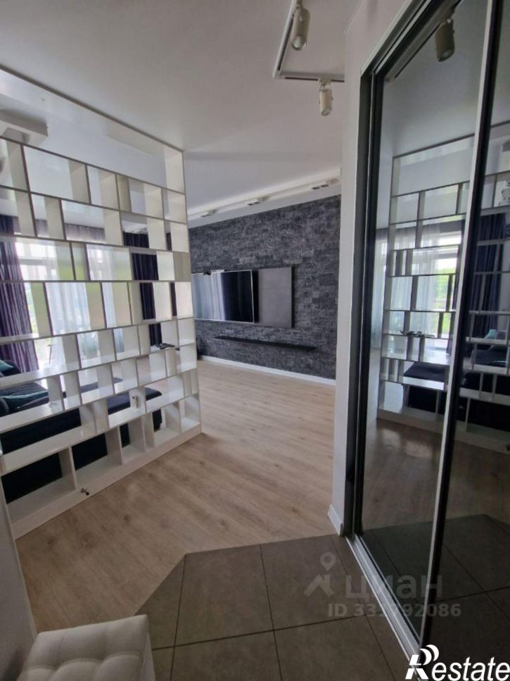 3-комн квартира ул Прапорщика Комарова, 58,  д. 58
